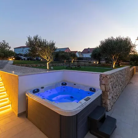 度假居 In With Jacuzzi Ražanac